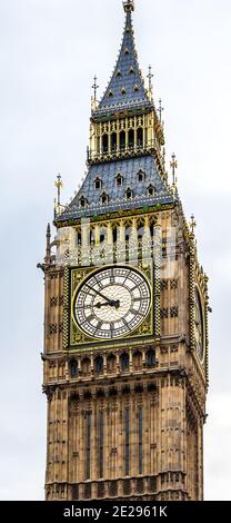 Vue verticale de la tour de l'horloge de Big Ben à l'extrémité nord du Palais de Westminster à Londres, Royaume-Uni Banque D'Images