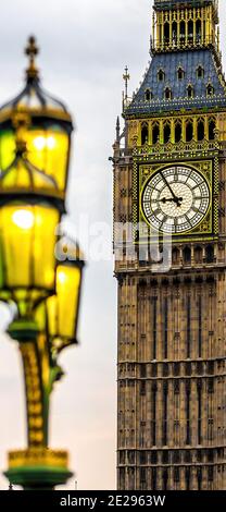 Vue verticale de la tour de l'horloge de Big Ben à l'extrémité nord du Palais de Westminster à Londres, Royaume-Uni Banque D'Images