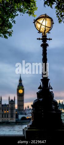 Vue verticale de la tour de l'horloge de Big Ben à l'extrémité nord du Palais de Westminster à Londres, Royaume-Uni Banque D'Images