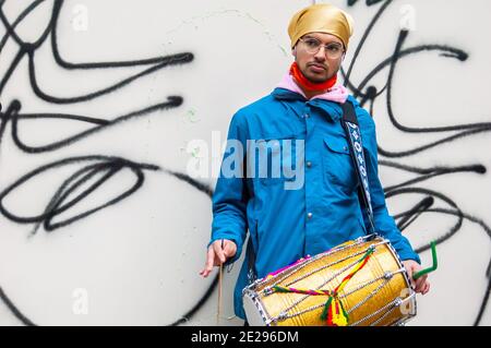 ALDWYCH, LONDRES, ANGLETERRE- 6 décembre 2020 : batteur de la manifestation de Kisaan, protestant en solidarité avec les agriculteurs du Punjab contre leur exploitation Banque D'Images