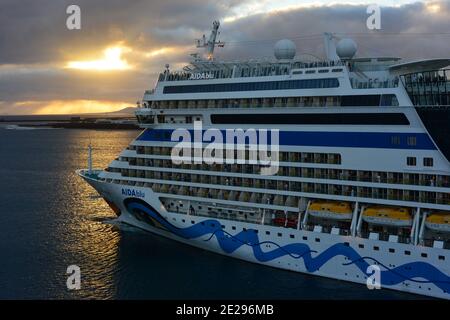 Bateau de croisière AIDA Blu quittant le port de Lanzarote Banque D'Images