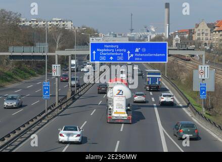 Berlin in Zeiten der Corona-Krise, 25.03.2020. Hier: Kein Stauu, reglärer fließender Verkehr auf der Stadtautobahn A 100, Höhe Wilmersdorf Hohenzoller Banque D'Images