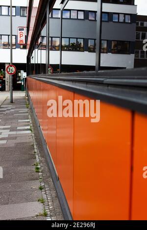 Bâtiment reflété dans la fenêtre avec trottoir Banque D'Images