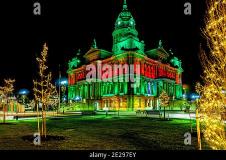 Holiday Lights au palais de justice du comté de Miami à Troy, Ohio. Pris en décembre 2020. Banque D'Images