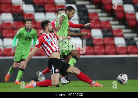 SUNDERLAND, ANGLETERRE. 12 JANVIER Bailey Wright de Sunderland en action avec Leon Legge de Port Vale lors du match de Trophée EFL entre Sunderland et Port Vale au Stade de Light, Sunderland, le mardi 12 janvier 2021. (Credit: Mark Fletcher | MI News) Credit: MI News & Sport /Alay Live News Banque D'Images