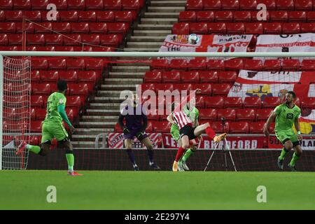 SUNDERLAND, ANGLETERRE. LE 12 JANVIER, Aiden O'Brien de Sunderland tente un coup de ciseaux acrobatiques lors du match de Trophée de l'EFL entre Sunderland et Port Vale au Stade de Light, Sunderland, le mardi 12 janvier 2021. (Credit: Mark Fletcher | MI News) Credit: MI News & Sport /Alay Live News Banque D'Images