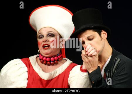 Les acteurs roumains Virginia Mirea et Stefan Banica Jr. Se exécutant dans 'l'inspecteur général' par Gogol Banque D'Images