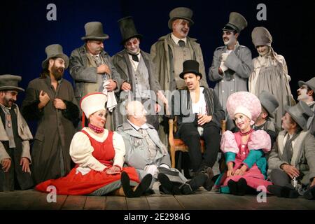 Acteurs roumains exécutant dans "l'inspecteur général" par Gogol Banque D'Images