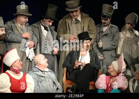 Acteurs roumains exécutant dans "l'inspecteur général" par Gogol Banque D'Images