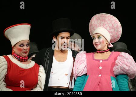 Les acteurs roumains Virginia Mirea, Stefan Banica Jr., et Delia Seceleanu se exécutant dans "l'inspecteur général" par Gogol Banque D'Images