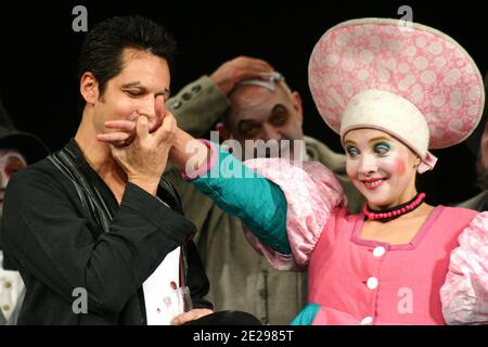 Les acteurs roumains Stefan Banica Jr. Et Delia Seceleanu se sont performances dans "l'inspecteur général" par Gogol Banque D'Images