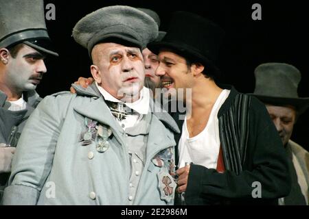 Les acteurs roumains George Mihaita et Stefan Banica Jr. Se exécutant dans "l'inspecteur général" par Gogol Banque D'Images