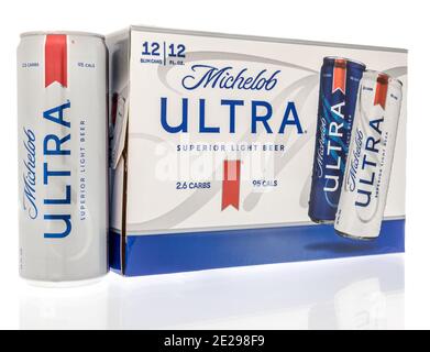 Winneconne, WI -3 janvier 2021 : un pack de 12 bières Michelob ultra sur un fond isolé. Banque D'Images