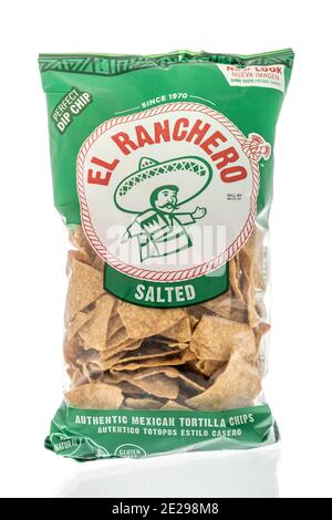 Winneconne, WI -9 janvier 2021: Un paquet de puces de tortilla El Rachero sur un fond isolé. Banque D'Images