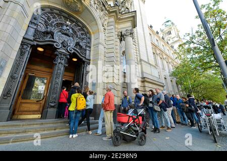 Besucher, Schlange, Tag der offenen Tür am 21.09.2019, Kriminalgericht Moabit, Turmstraße, Moabit, Mitte, Berlin, Allemagne Banque D'Images