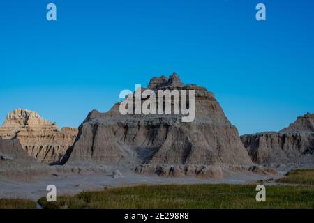 Ciel bleu juste après Dawn Over Rock formation à Badlands Parc national Banque D'Images