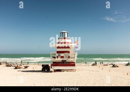 Une tour de maître-nageur à rayures rouges et blanches se trouve sur South Beach, Miami Beach, Floride Banque D'Images