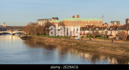 Trent Bridge est l'une des routes principales reliant l'intérieur et l'extérieur de Nottingham et a récemment subi quelques travaux de rénovation. Banque D'Images