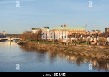 Trent Bridge est l'une des routes principales reliant l'intérieur et l'extérieur de Nottingham et a récemment subi quelques travaux de rénovation. Banque D'Images