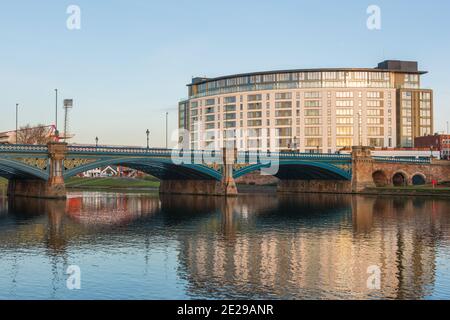 Trent Bridge est l'une des routes principales reliant l'intérieur et l'extérieur de Nottingham et a récemment subi quelques travaux de rénovation. Banque D'Images