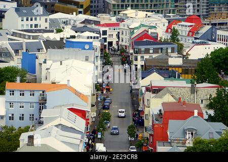 Reykjavik, Islande - 20 juin 2019 - vue aérienne des bâtiments colorés, du quartier résidentiel et des rues de la ville en été Banque D'Images