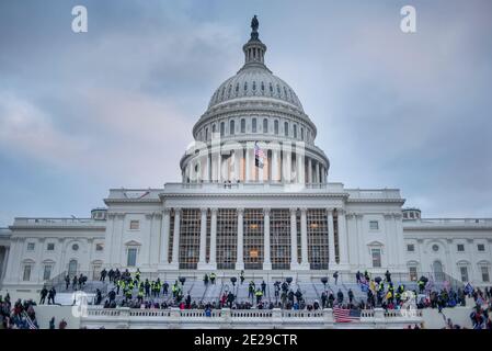 6 janvier 2021. De grandes foules de manifestants au Capitole avec les drapeaux de Donald Trump 2020. BÂTIMENT DU Capitole DES ÉTATS-UNIS, Washington DC.USA Banque D'Images