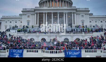 6 janvier 2021. La police du Capitole utilise des gaz à effet de téarque sur de grandes foules d'émeutes au Capitole des États-Unis, Washington DC.USA Banque D'Images