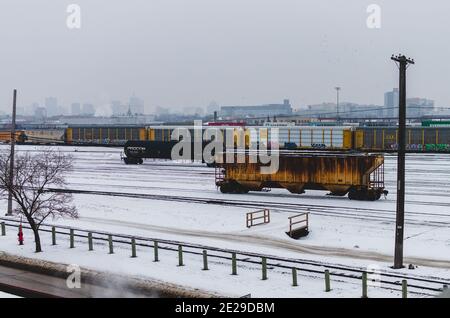 Trains au triage CP de Winnipeg couverts de neige par un froid jour de janvier, Winnipeg, Manitoba, Canada Banque D'Images