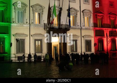 Rome, Italie. 12 janvier 2021. Les journalistes attendent devant le Palazzo Chigi la fin du Conseil des ministres et le vote sur le crédit du Fonds de recouvrement: SOPA Images Limited/Alay Live News Banque D'Images