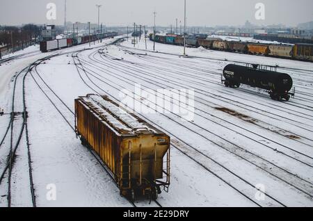 Trains au triage CP de Winnipeg couverts de neige par un froid jour de janvier, Winnipeg, Manitoba, Canada Banque D'Images