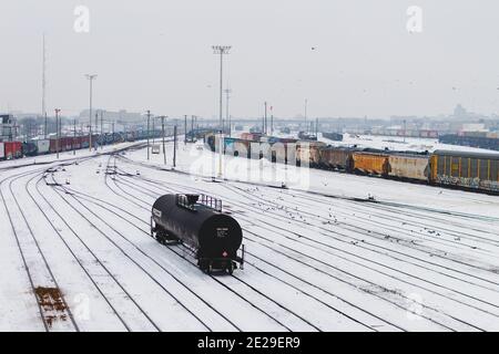 Trains au triage CP de Winnipeg couverts de neige par un froid jour de janvier, Winnipeg, Manitoba, Canada Banque D'Images