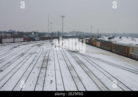 Trains au triage CP de Winnipeg couverts de neige par un froid jour de janvier, Winnipeg, Manitoba, Canada Banque D'Images