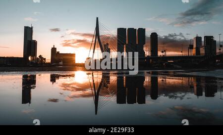 Magnifique vue sur le paysage urbain de Rotterdam au coucher du soleil pittoresque Banque D'Images