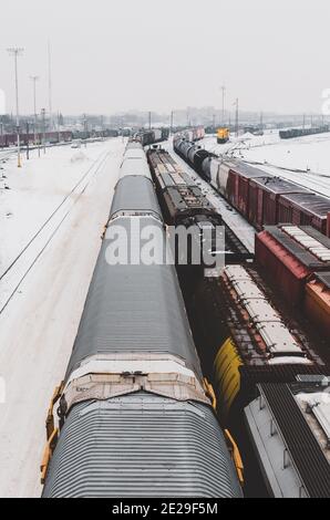 Trains au triage CP de Winnipeg couverts de neige par un froid jour de janvier, Winnipeg, Manitoba, Canada Banque D'Images