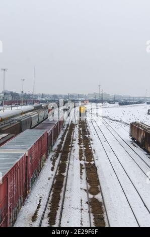 Trains au triage CP de Winnipeg couverts de neige par un froid jour de janvier, Winnipeg, Manitoba, Canada Banque D'Images