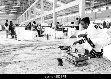ADDIS-ABEBA, ÉTHIOPIE - 05 janvier 2021 : Addis-Abeba, Éthiopie - 30 2014 janvier : intérieur d'une usine de tissage Banque D'Images