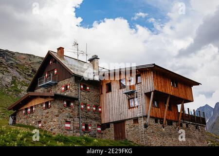 Langtalaereckhütte - cabane de montagne Karlsruher Hütte, altitude de 2450m. Auberge de montagne dans les Alpes de l'Ötztal près d'Obergurgl, Tyrol, Autriche. Banque D'Images