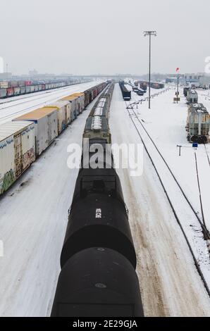 Trains au triage CP de Winnipeg couverts de neige par un froid jour de janvier, Winnipeg, Manitoba, Canada Banque D'Images