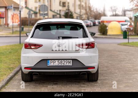 POZNAN, POLOGNE - 10 janvier 2021 : nouvelle voiture Seat Cupra blanche garée dans une rue de la ville Banque D'Images