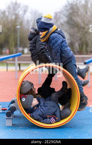 POZNAN, POLOGNE - 10 janvier 2021 : groupe d'enfants jouant dans un tunnel dans un terrain de jeu du parc Rataje. Banque D'Images