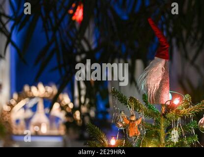 Berlin, Allemagne. 24 décembre 2020. Un arbre de Noël décoré et une arche de bougie dans un appartement. Credit: Jens Kalaene/dpa-Zentralbild/ZB/dpa/Alay Live News Banque D'Images