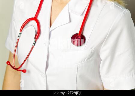 gros plan lumineux du médecin avec stéthoscope rouge. Antécédents médicaux Banque D'Images