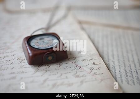 Ancien manuscrit d'époque avec altimètre d'époque Banque D'Images