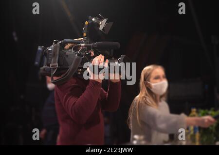 des journalistes masqués interviewent pendant une pandémie. Covid-19 Banque D'Images