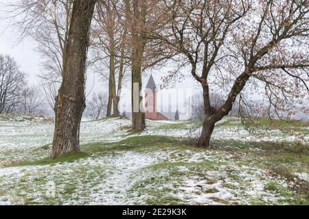 La première neige dans la ville de Braslav. Bélarus. Banque D'Images