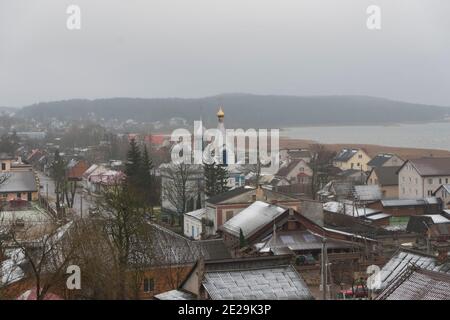 La première neige dans la ville de Braslav. Bélarus. Banque D'Images