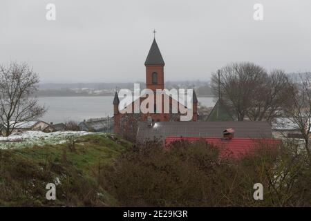 La première neige dans la ville de Braslav. Bélarus. Banque D'Images