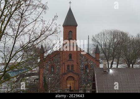 La première neige dans la ville de Braslav. Bélarus. Banque D'Images