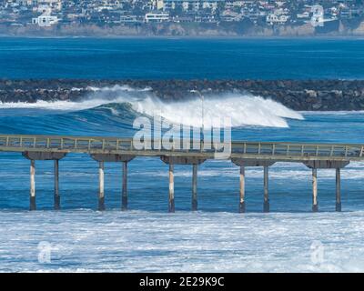 Grandes vagues près de la jetée d'Ocean Beach, San Diego, Californie avec une grande houle en 2021 Banque D'Images