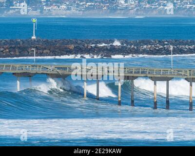 Grandes vagues près de la jetée d'Ocean Beach, San Diego, Californie avec une grande houle en 2021 Banque D'Images